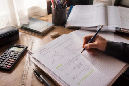 découvrez la méthode en 4 étapes pour bien comprendre et résoudre les problèmes de maths efficacement. améliorez vos compétences en lecture d'énoncés mathématiques.